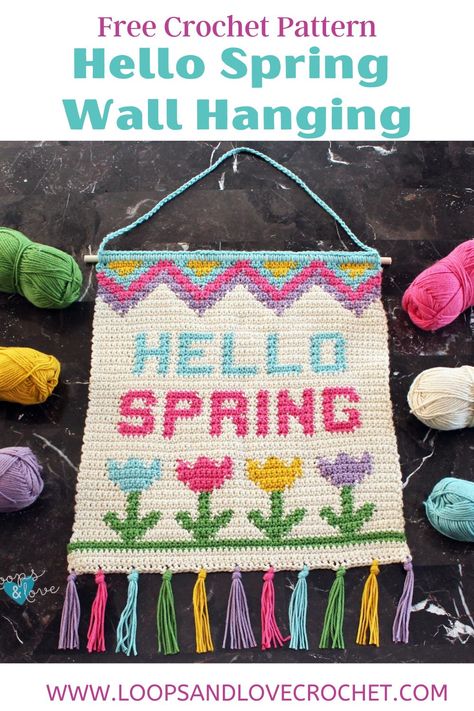 Love And Stitch Crochet Wall Hanging, Crochet Easter Wall Hanging, Crochet Hanging Tapestry, Crochet Wall Hanging Tutorial, Crochet Welcome Sign, Crochet Flower Wall Hanging, Free Spring Crochet Patterns, Crochet Spring Ideas, Crochet Wall Hanging Pattern Free