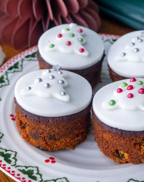 Make your Christmas special this year with these cute, easy-to-make Mini Christmas Cakes a family festive recipe. Individual Christmas Fruit Cakes, Baked Bean Tin Christmas Cake, Mini Fruit Cakes Christmas, Mini Fruitcakes Christmas, 4 Inch Christmas Cake, Mini Christmas Cakes Recipe, Mini Xmas Cakes, Individual Christmas Cakes, Small Christmas Cakes Ideas