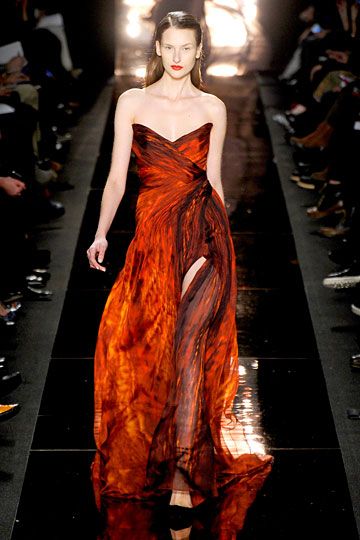 Fire is walking <3 Monique Lhuillier Fall 2012 RTW. Gorgeous! Where could I wear this... Monique Lhuillier, Gorgeous Gowns, Beautiful Gowns, Fancy Dresses, Dream Dress, Couture Fashion, New York Fashion Week, Pretty Dresses, Runway Fashion