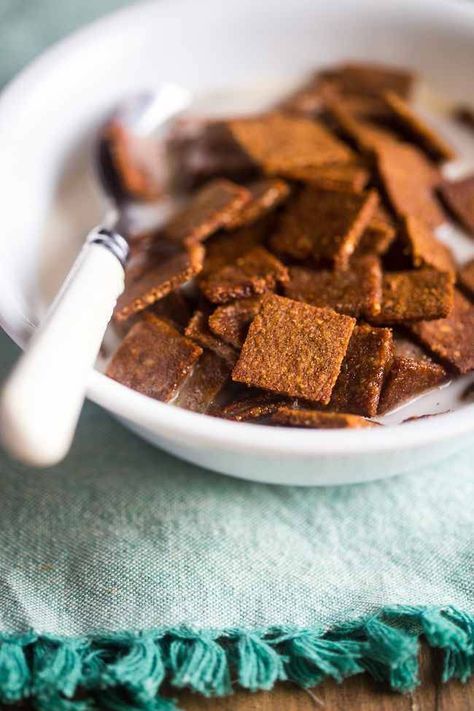 6 Ingredient Paleo Cinnamon Toast Crunch - This homemade cereal recipe tastes just like Cinnamon Toast Crunch but is gluten, grain, dairy and refined-sugar free! It's a healthy take on a childhood treat that is so easy to make! | Foodfaithfitness.com | @FoodFaithFit Homemade Cereal Recipe, Cereal Recipes Homemade, Diy Cereal, Low Carb Cereal, Homemade Cereal, Paleo Breakfasts, Oatmeal Breakfast Bars, Healthy Cereal, Crunch Cereal