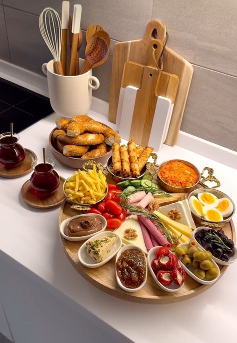 Dinner Table Food, Amazing Food Platters, Food Set Up, Catering Food Displays, Wood Working Projects, Catering Ideas Food, Healthy Food Dishes, Easy Food Art, Healthy Lifestyle Food