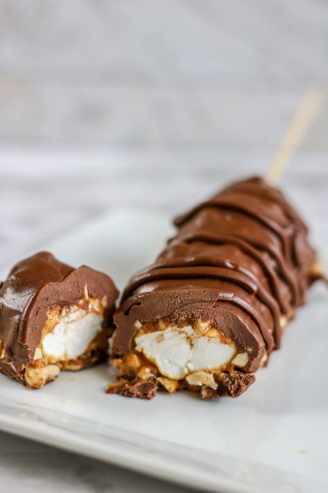 Chocolate Caramel Marshmallow Pops (or How to Make Homemade Candy Bars!) - Beth Bryan Homemade Candy Bars, Christmas Cookie Swap, Hot Chocolate Cookies, Homemade Candy, Homemade Marshmallows, Marshmallow Pops, Caramel Candy, Homemade Candies, Gourmet Chocolate