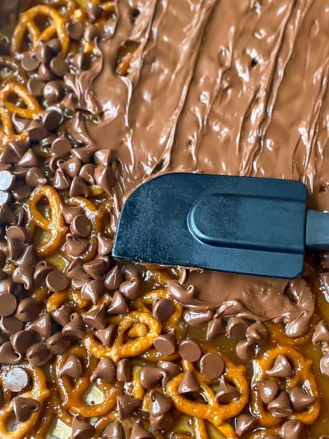 Chocolate Toffee Pretzel Bark - Whiskful Cooking Christmas Bark With Pretzels, Chocolate Toffee Pretzel Bark, Toffee Pretzel Bark, Pretzel Toffee Recipe, Toffee Bark Recipes, Chocolate Caramel Pretzel Bark, Pretzel Toffee Bark, Pretzel Bark Recipes, Caramel Pretzel Bark