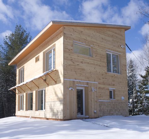 Less than $130 per square foot. Chris Corson built this house in Knox, Maine for $208,000. That amount includes site work, the septic system, and the road to the house, but not the cost of the photovoltaic array. Mini Chalet, Passive House Design, Plan Garage, Passive Solar Homes, Passive Design, Passive Solar, Shed Roof, Solar House, Passive House