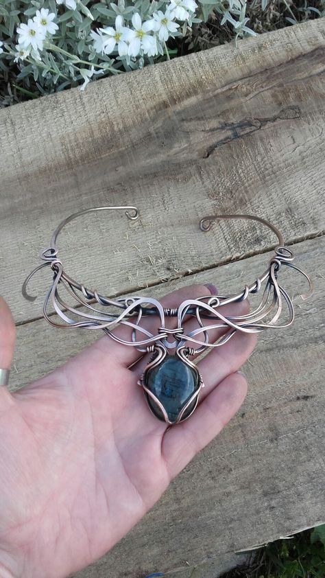 Custom ordere piece ☺Copper wire wrapped necklace with Labradorite stone. Wire Choker Necklace Diy, Wire Wrapped Choker, Wire Wrapped Choker Necklace, Rock Magnets, Crystal Necklace Diy, Artisan Necklaces, Diy Choker Necklace, Wire Wrapped Crystal Necklace, Wire Choker Necklace