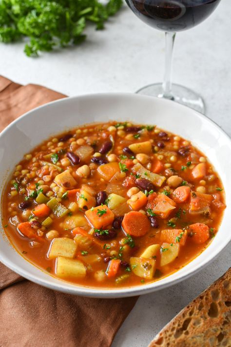 sardinian minestrone soup recipe Canned Beans Recipe, Lemon Soup, Minestrone Soup Recipe, Mediterranean Diet Meal Plan, Seasonal Vegetables, European Recipes, Italian Soup, Minestrone Soup, Canned Beans