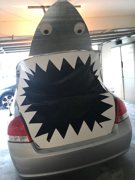 Trunk or Treat Shark Jellyfish DIY Tutorial – Crazy for D.I.Y. Shark Trunk Or Treat, Halloween Car Decorations, Trunk Or Treat Ideas, Pirate Decor, Treat Ideas, Trunk Or Treat, Halloween Images, Halloween Projects, Fall Holidays