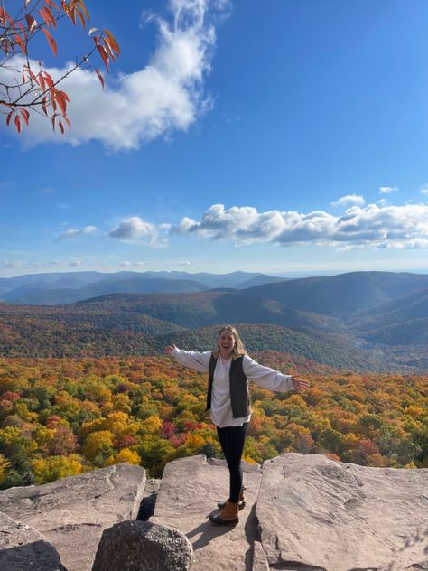 Fall Hike Photoshoot, Fall Hiking Pictures, Fall Photoshoot Mountains, Fall Mountain Pictures, Fall Road Trip Aesthetic, Fall Hike Aesthetic, Hiking Aesthetic Fall, Fall Mountain Aesthetic, Vermont Outfits Fall