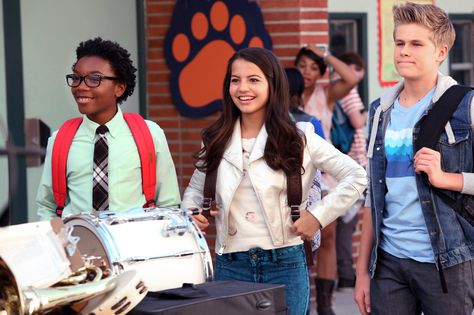 100 Things to Do Before High School Evita Musical, Owen Joyner, Isabela Moner, Three Best Friends, 100 Things To Do, Nickelodeon Shows, Family Tv, Ricky Martin, Short Bob Wigs