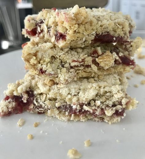 Skinny Raspberry Oatmeal Bars via @pounddropper Ww Baking, Raspberry Oatmeal Bars, Ww Deserts, Sugar Free Yellow Cake, Pound Dropper, Raspberry Oatmeal, Ww Recipe, Baker Man, Weight Watchers Recipes Desserts