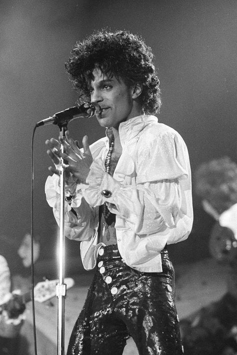 Rare Prince pic Purple Rain Tour 1985 Princes Fashion, Prince Hair, Prince And The Revolution, Prince Musician, Sheila E, The Artist Prince, Rip Prince, Prince Purple Rain, Roger Nelson