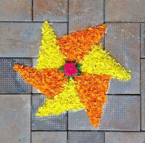 Real Flower Rangoli, Rangoli With Flower, Pookkalam Designs, Floral Rangoli, Onam Pookalam, Poo Kolam, Ganesha Rangoli, Pookalam Design, Simple Flower Rangoli