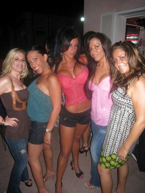 Jwoww Jersey Shore Aesthetic, 2000s Trashy Outfits, Jwoww Aesthetic, Jersey Shore Aesthetic Party, Jersey Shore Summer Aesthetic, 2000s Party Aesthetic, 2000s Party Outfits, Jersey Shore Paparazzi, Jwoww Jersey Shore