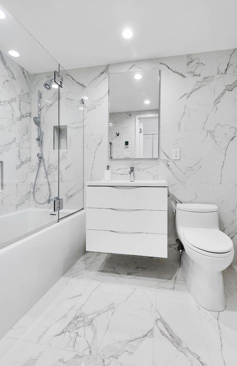 Design Interior Baie, Bilik Air, Small Bathroom Interior, Minimalistic Aesthetic, Bathroom Decor Luxury, Washroom Design, Bathroom Redesign, Bathroom Design Inspiration, Bathroom Design Decor