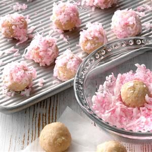 Raspberry Coconut Balls Recipe -My family loves to snack on Hostess Zingers, especially the raspberry flavor with its layer of coconut flakes. So we came up with this treat to make for school bake sales. We can make about 4 dozen in 30 minutes, and they sell out fast! —Pam Clark, Wheaton, Illinois Wheaton Illinois, Christmas Baking Cookies, Baking Treats, Coconut Balls, Cake Mug, Raspberry Coconut, Low Carb Cheesecake, Valentine Desserts, Spring Cookies