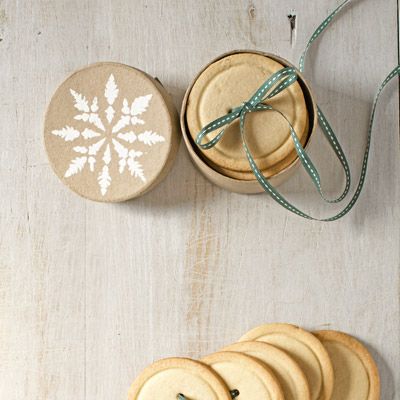 Sugar Cookie Buttons - I like this presentation, might use a different shortbread recipe though.. Edible Holiday Gifts, Button Cookies, Handmade Cookies, Homemade Food Gifts, Christmas Desserts Easy, Christmas Food Gifts, Holiday Goodies, Best Christmas Cookies, Market Ideas