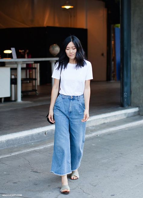 12 Denim Looks To Inspire You On A Lazy Weekend White Tee Street Style, Wide Leg Pants And T Shirt Outfit, White Tshirt Styling, Cullotes Jeans Outfit, White T Shirt And Jeans Outfit, Tshirt Jeans Outfit, Jeans And White Shirt Outfit, White Shirt And Jeans Outfit, White T Shirt And Jeans