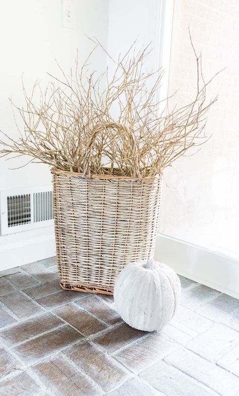 How to fill a large basket with tree branches from your yard or nearby wooded area. Slat Wall Diy, Natural Fall Decor, Indoor Fall Decor, Entryway Decorating, End Table Makeover, Rustic Arrangements, Wooded Area, Dining Room Hutch, Wood Slat Wall