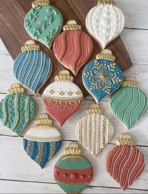 Christmas Ornament Cookies, Iced Christmas Cookies, Royal Icing Christmas Cookies, Christmas Cookie Frosting, Christmas Sugar Cookies Decorated, Christmas Cookie Recipes Holiday, Christmas Cookie Party, New Years Cookies, Cute Christmas Cookies