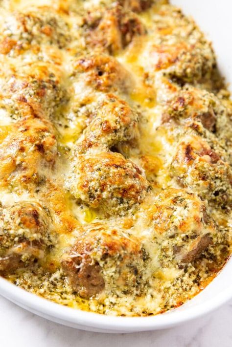 Whether these meatballs are made for a weeknight meal or a holiday cocktail party, their flavors will be a hit! Tender-textured chicken meatballs topped with pesto sauce and ricotta cheese are a winning combination that will be welcome around the holiday season! | wyseguide.com #pesto #meatball #recipe #Christmas #appetizer #holiday Holiday Meatballs, Pesto Meatballs, Baked Spinach Artichoke Dip, Butter Herb, Ricotta Sauce, Wyse Guide, Baked Spinach, Festive Appetizers, Man Food