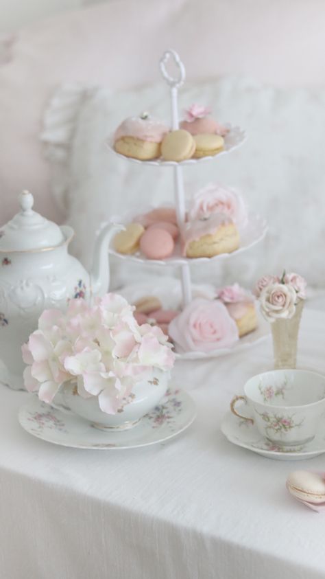 HOW TO CREATE THE PRETTIEST BRIDGERTON INSPIRED HIGH TEA AT HOME.. High Tea At Home, Shabby Chic Cafe, Spoil Myself, Afternoon Tea At Home, Pink Tea Party, Peggy Porschen, Pretty Pastel Colors, Bridgerton Aesthetic, Tea At Home