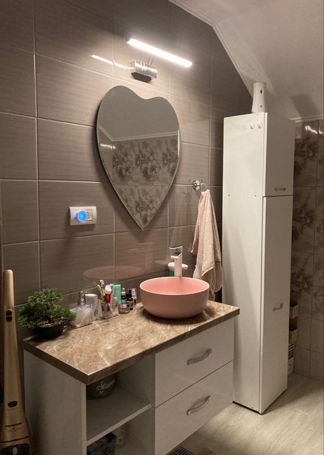 Heart Mirror Aesthetic, Pink Aesthetic Bathroom, Espejos Aesthetic, Mirror Wall Decor Bedroom, Heart Shape Mirror, Cuarto Aesthetic, Cuartos Aesthetic, Heart Shaped Mirror, Heart House