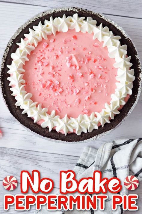 Add this no bake peppermint pie recipe to your holiday season recipe collection and you'll be invited to all the Christmas celebrations! With a cool and delicious peppermint flavor and a pretty candy cane garnish, this no bake dessert a perfect fit for a festive holiday party. Peppermint Pie Recipe, Pie With Oreo Crust, No Bake Candy, Peppermint Pie, Candy Cane Pie, Candy Cane Dessert, Frozen Pudding, Oreo Pie, Pretty Candy