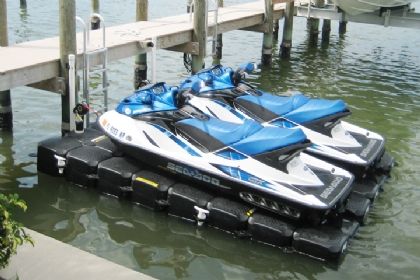 Jet Ski Lift Ideas, Floating Jet Ski Dock, Lake House Dock, Jet Ski Lift, Jet Ski Dock, Floating Boat Docks, Floating Docks, Boat Docks, Floating Boat