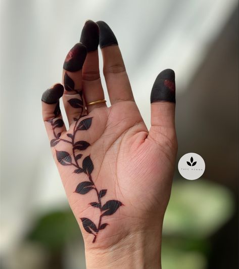 Black Mehndi Designs Simple, Leaf Mehendi Designs, Leaf Mehndi Design, Mehandi Practice, Beautiful Simple Mehndi Design, Henna Tattoo Designs Hand, Henna Art Designs, Simple Henna Tattoo, Very Simple Mehndi Designs