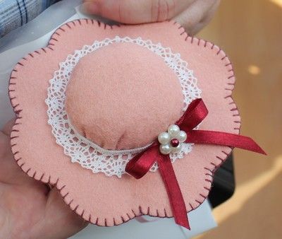 Pin Cushions Patterns, Fabric Sewing Patterns, Felt Gifts, Handmade Hair Clip, Doll Hat, Fancy Hats, Barbie Accessories, Diy Hair Bows, Diy Hair Accessories