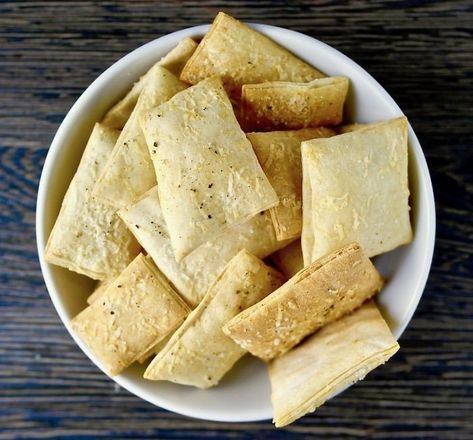 3 Ingredient Baked Phyllo Chips Healthy Kitchen Staples, Olive Tomato, Mediterranean Diet Snacks, Mediterranean Snacks, Mediterranean Diet Recipes Dinners, Snacks Ideas, Easy Mediterranean Diet Recipes, Low Carb Dessert, Diet Snacks