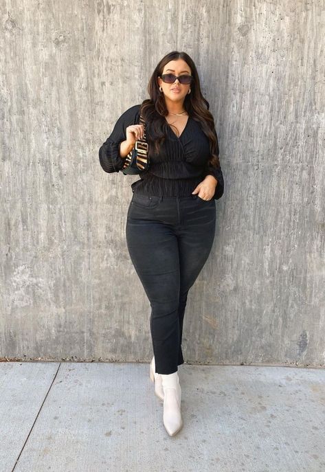 Black Outfit Edgy Chic Plus Size, Casual Drinks Outfit Night Plus Size, House Party Outfit Plus Size, Simple Date Night Outfit Plus Size, Plus Size Happy Hour Outfit, Vegas Plus Size Outfits, Vegas Outfits Curvy, Concert Looks Night Plus Size, Plus Size Bar Outfit Night Winter