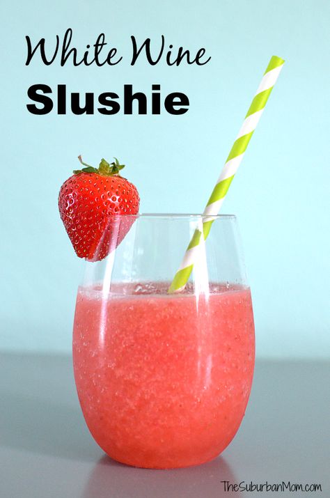 Strawberry White Wine Slushie - two easy methods to make this drink depending on how much time you have and how many people you need to serve. Wine Slush, Wine Slushies, Watermelon Wine, Frozen Cocktail, Peach Wine, Wine Slushie, Frozen Drink, Strawberry Wine, Ice Wine