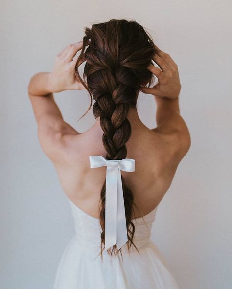 The Wed List on Instagram: “Wedding hair inspo coming your way! Totally in love with the white ribbon detailing that wraps up the braid into such sweet vibe. Isn't it…” Hairstyles For Oily Hair Easy, Simple Braided Hairstyles, Half Up Hairstyles, Simple Braid, Untamed Petals, Easy Work Hairstyles, Curled Ponytail, Ribbon Braids, Bridal Braids