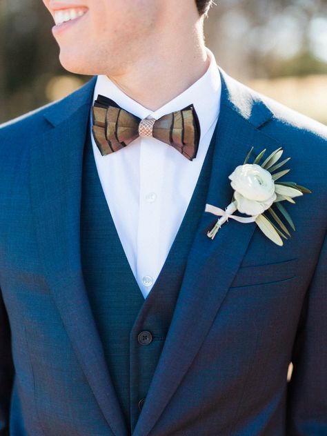 Groom's feather bow tie Turkey Feather Bow Tie, Duck Feather Bowtie, Feather Bow Tie Wedding, Pheasant Feather Wedding, Black Bow Tie Wedding, Wedding Kids Outfit, Country Wedding Pictures, Feather Bow Ties, Dog Wedding Attire