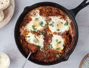 Shakshuka Recipe Spicy Eggs, Shakshuka Recipes, Skillet Dishes, Spicy Tomato Sauce, Egg Dish, Breakfast Dishes, Vegetarian Dishes, Easy Breakfast, Yummy Breakfast