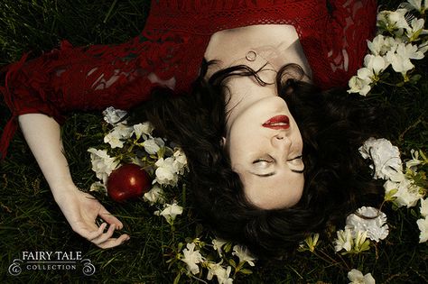 Snow White Rampant Fairy Tale Collection Snow White Realistic, Myth Aesthetic, Vampire Photoshoot, Mermaid Queen, Vampire Film, Poison Apple, Bad Apple, White Mermaid, Fairytale Illustration