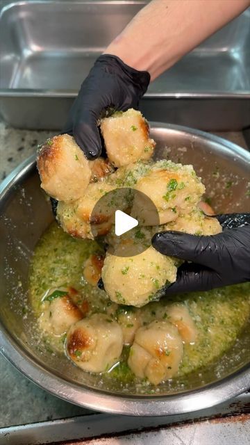 Garlic Knot Sandwiches, How To Make Garlic Knots, Garlic Knots Pizza Dough, Cheesy Garlic Knots, Garlic Knot Pizza, Dyker Heights, Rhodes Rolls, Garlic Knots Recipe, Garlic Rolls