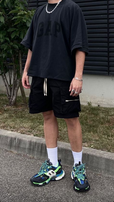 Black Cargo Shorts Outfit Men, Gym Bro Outfit, Long Socks With Shorts, Rave Outfit Men, Black Rave Outfits, Cargo Shorts Outfit, Outfit Cowok, Runner Inspiration, Sneakers Outfit Men