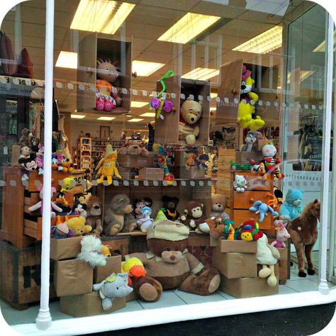 Plush Display, Toy Shop Display, Charity Shop Display Ideas, Visual Merchandising Display, Stuffed Animal Displays, Toy Store Design, Boutique Displays, Christmas Toy Shop, Gift Shop Displays