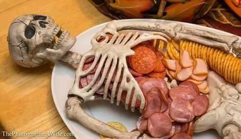 Party serving idea Plat Halloween, Menu Halloween, Dekorasi Halloween, Uhyggelig Halloween, Spooky Halloween Party, Fun Pics, Halloween Appetizers, Halloween Dinner, Halloween Goodies