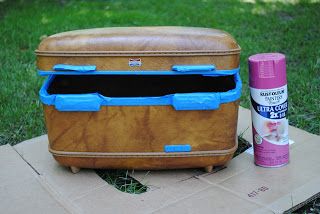 look at the birdie: vintage luggage Train Case Makeover, Vintage Suitcase Decor, Painted Suitcase, Suitcase Decor, Old Luggage, Diy Suitcase, Vintage Train Case, Travel Trunk, Old Suitcases