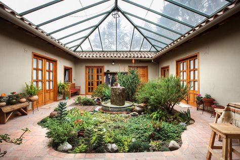 Cottage Garden Modern, Garden Makeover Ideas, Pergola Backyard, Transformation Tips, Indoor Courtyard, Hacienda Style Homes, American Couple, Courtyard House Plans, Modern Pergola