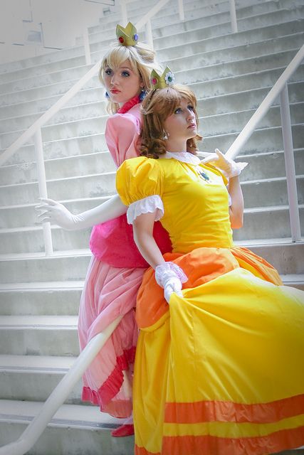 AX 2011: Princess Peach & Princess Daisy by westcowing10, via Flickr Princess Peach Costume Diy, Princess Daisy Costume, Daisy Cosplay, Daisy Costume, Princess Peach Costume, Princess Peach Cosplay, Mario Cosplay, Peach Cosplay, Peach Costume