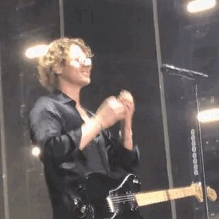 Luke Hemmings Gif, 5sos Luke, Luke 2, A Meme, Luke Hemmings, 5 Seconds Of Summer, Gif, Concert, Celebrities