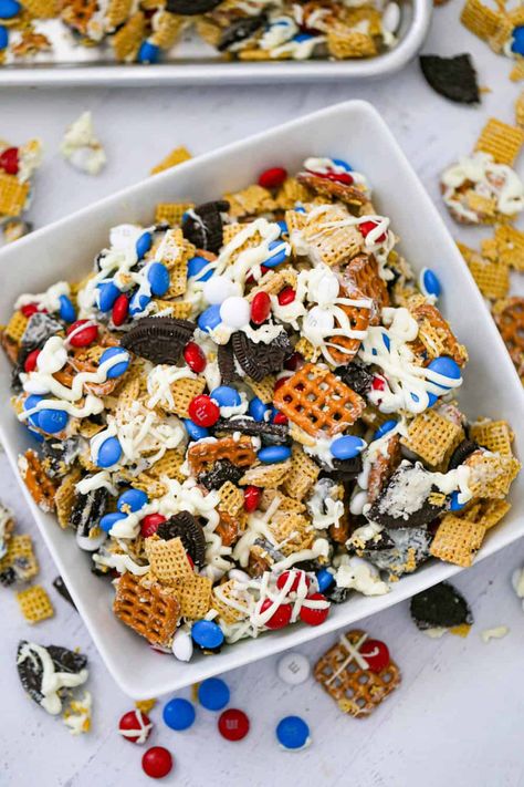 Peanut Butter Chex Mix, Peanut Butter Chex, Retreat Food, Chex Party Mix Recipe, Chex Party Mix, Vegetarian Cookies, Patriotic Desserts, Chex Mix Recipes, Mini Pretzels