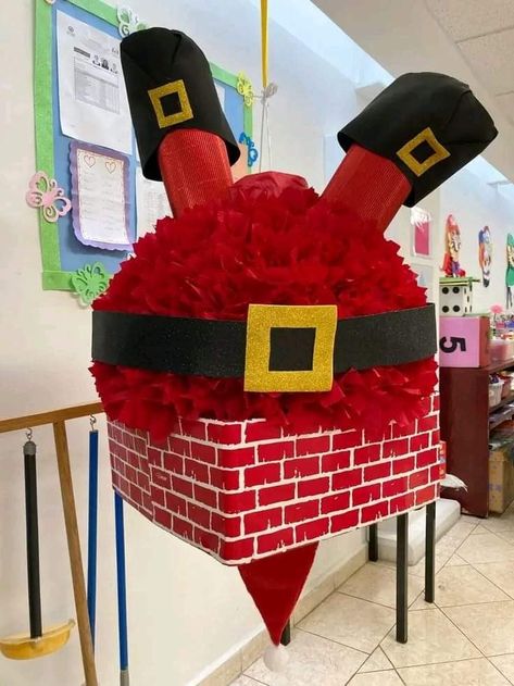 Christmas Piñatas Ideas, Posada Ideas, Christmas Piñatas, Christmas Pinata, School Door Decorations, Piñata Ideas, Diy Pinata, Paper Christmas Ornaments, Unisex Baby Shower