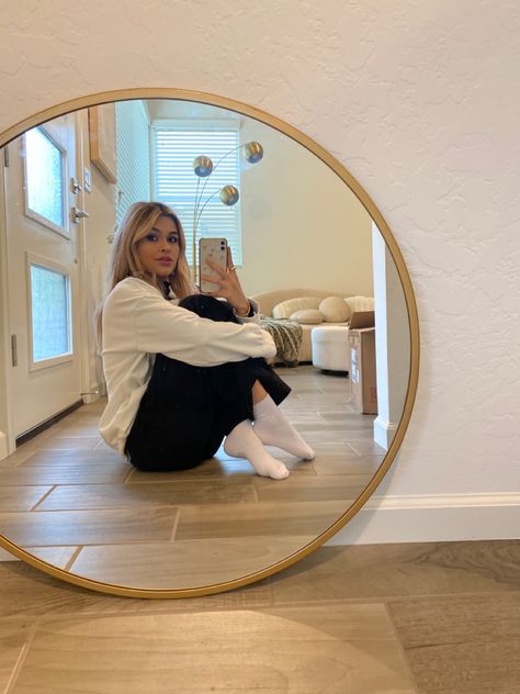 Round Mirror Selfie, Preppy Rooms, Book Photography Instagram, Photo Recreation, Big Mirror, Circle Mirror, Mirror Selfie Poses, Preppy Room, Best Photo Poses