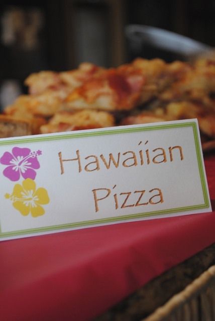 hawaiian pizza Tropical Theme Bday Party, Hula Themed Party, Hawaii Five O Birthday Theme, Hawaiin Party Food, Stitch Party Food Ideas, Stitch Birthday Party Food, Stitch Birthday Food Ideas, Stitch Birthday Party Ideas Food, Stitch Party Food