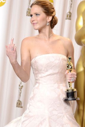 Oscar ceremony 2013 Jennifer Lawrence : Rock n' princess ! (Oscar for best actress in the movie Silver Linings Playbook ) Jennifer Lawrence Oscar, Jeniffer Lawrance, J Law, Room Photo, We Are Best Friends, Two Fingers, Stephen Colbert, The Oscars, The Hunger Games